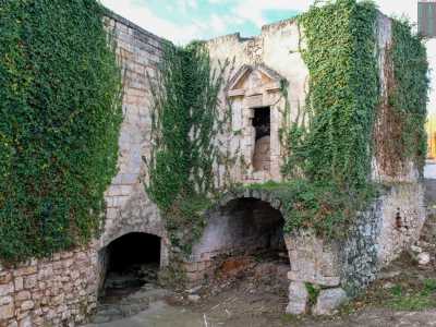 L�edificio � ridotto a rudere, � ricoperto da un�edera rampicante, anche se conserva ancora la graziosa facciata arricchita da un timpano triangolare posto sull�entrata parzialmente murata